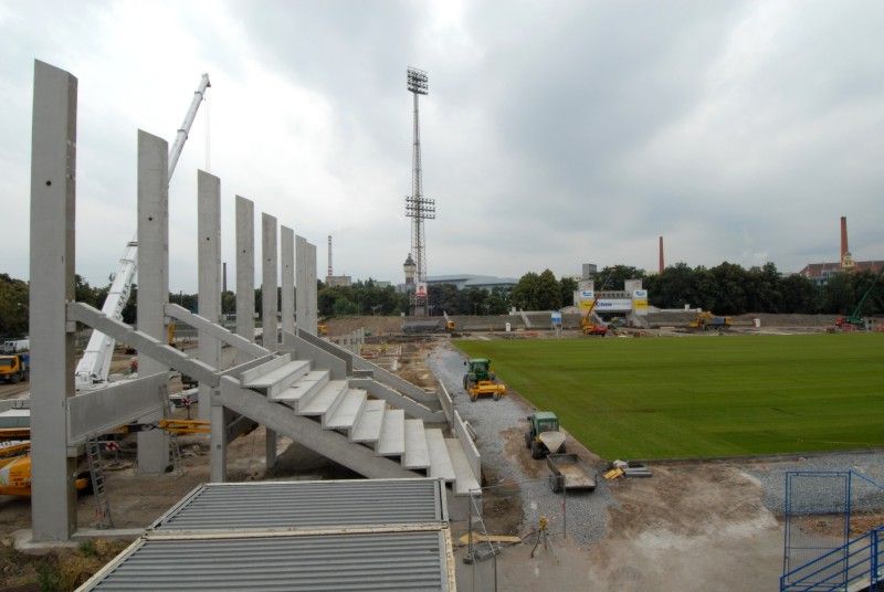 Hrací plocha stadionu ve Štruncových sadech je opět zelená. Ve středu 29. června položili pracovníci odborné firmy nový trávník, který pochází z Nizozemí. Kromě travnaté plochy se na stadionu staví nové tribuny.

I přes stavební práce by se na stadionu měl 23. července uskutečnit zápas o český superpohár a v nejbližší době se také rozhodne, zda Viktoria sehraje doma zápas předkola Ligy mistrů s arménským Jerevanem.