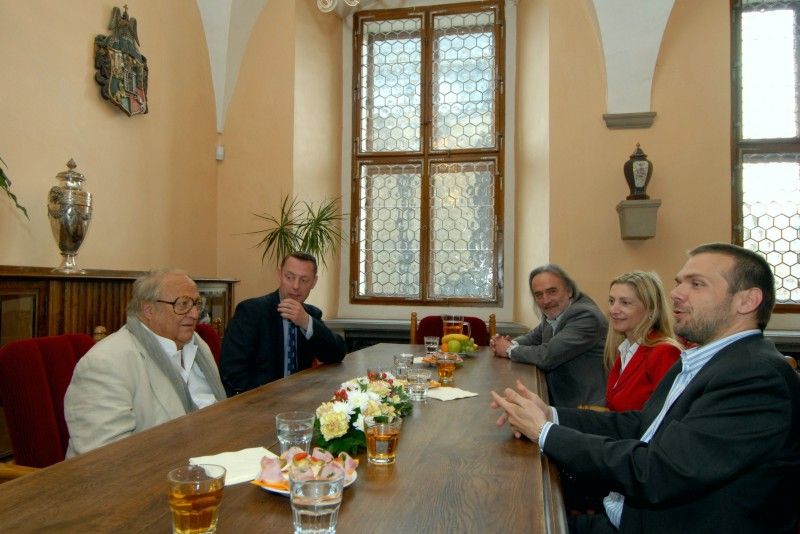 Se synem významného malíře, grafika a jednoho ze zakladatelů průmyslového designu Ladislava Sutnara se dnes (1.7.2011) odpoledne setkal primátor Martin Baxa a jeho náměstkyně Eva Herinková.
Radoslav Sutnar žije v USA a po roce 1990 pravidelně navštěvuje jednou až dvakrát ročně Českou republiku. Spolupracuje s Uměleckoprůmyslovým muzeem v Praze a jeho ředitelkou Helenou Koenigsmarkovou. Vstřícnost prokazuje také Ústavu umění a designu Západočeské univerzity v Plzni. Původní Univerzitní galerie nese od května letošního roku jméno jeho otce a plzeňského rodáka Ladislava Sutnara.
„Je to pro mne radost, že se mohu vracet do města, kde se můj otec narodil,“ prohlásil při  setkání Radoslav Sutnar.
Primátor Martin Baxa ocenil Sutnarovu nabídku uspořádat velkou výstavu studentských prací v Praze a jeho snahu zapojit se do projektu Evropské hlavní město kultury 2015.

Ladislav Sutnar se narodil 9. listopadu 1897 v Plzni a žil zde do roku 1915. Od roku 1939 pobýval v USA, kde se uplatnil i jako výtvarný manažer. P