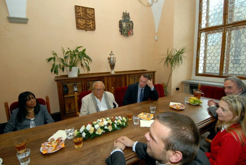 Se synem významného malíře, grafika a jednoho ze zakladatelů průmyslového designu Ladislava Sutnara se dnes (1.7.2011) odpoledne setkal primátor Martin Baxa a jeho náměstkyně Eva Herinková.
Radoslav Sutnar žije v USA a po roce 1990 pravidelně navštěvuje jednou až dvakrát ročně Českou republiku. Spolupracuje s Uměleckoprůmyslovým muzeem v Praze a jeho ředitelkou Helenou Koenigsmarkovou. Vstřícnost prokazuje také Ústavu umění a designu Západočeské univerzity v Plzni. Původní Univerzitní galerie nese od května letošního roku jméno jeho otce a plzeňského rodáka Ladislava Sutnara.
„Je to pro mne radost, že se mohu vracet do města, kde se můj otec narodil,“ prohlásil při  setkání Radoslav Sutnar.
Primátor Martin Baxa ocenil Sutnarovu nabídku uspořádat velkou výstavu studentských prací v Praze a jeho snahu zapojit se do projektu Evropské hlavní město kultury 2015.

Ladislav Sutnar se narodil 9. listopadu 1897 v Plzni a žil zde do roku 1915. Od roku 1939 pobýval v USA, kde se uplatnil i jako výtvarný manažer. P