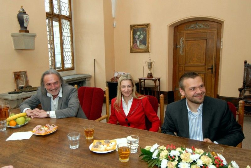 Se synem významného malíře, grafika a jednoho ze zakladatelů průmyslového designu Ladislava Sutnara se dnes (1.7.2011) odpoledne setkal primátor Martin Baxa a jeho náměstkyně Eva Herinková.
Radoslav Sutnar žije v USA a po roce 1990 pravidelně navštěvuje jednou až dvakrát ročně Českou republiku. Spolupracuje s Uměleckoprůmyslovým muzeem v Praze a jeho ředitelkou Helenou Koenigsmarkovou. Vstřícnost prokazuje také Ústavu umění a designu Západočeské univerzity v Plzni. Původní Univerzitní galerie nese od května letošního roku jméno jeho otce a plzeňského rodáka Ladislava Sutnara.
„Je to pro mne radost, že se mohu vracet do města, kde se můj otec narodil,“ prohlásil při  setkání Radoslav Sutnar.
Primátor Martin Baxa ocenil Sutnarovu nabídku uspořádat velkou výstavu studentských prací v Praze a jeho snahu zapojit se do projektu Evropské hlavní město kultury 2015.

Ladislav Sutnar se narodil 9. listopadu 1897 v Plzni a žil zde do roku 1915. Od roku 1939 pobýval v USA, kde se uplatnil i jako výtvarný manažer. P