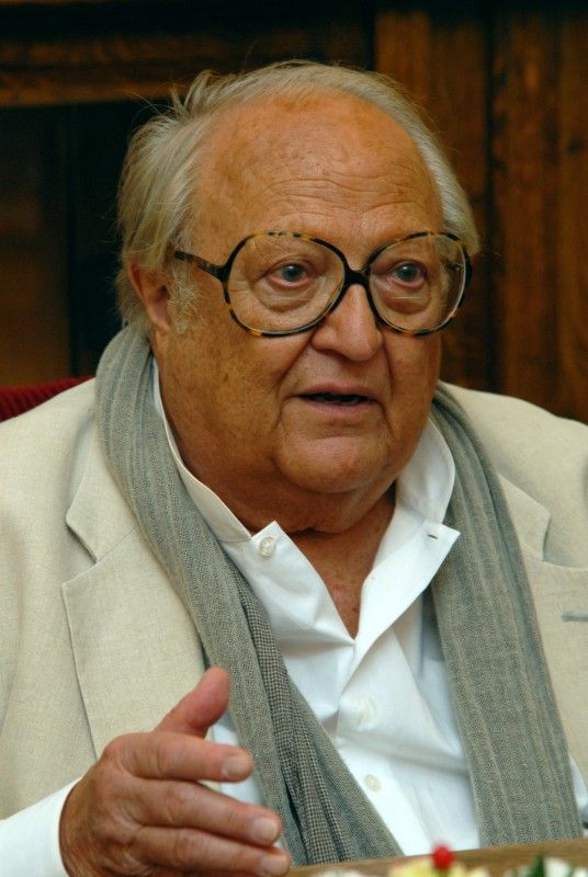 Se synem významného malíře, grafika a jednoho ze zakladatelů průmyslového designu Ladislava Sutnara se dnes (1.7.2011) odpoledne setkal primátor Martin Baxa a jeho náměstkyně Eva Herinková.
Radoslav Sutnar žije v USA a po roce 1990 pravidelně navštěvuje jednou až dvakrát ročně Českou republiku. Spolupracuje s Uměleckoprůmyslovým muzeem v Praze a jeho ředitelkou Helenou Koenigsmarkovou. Vstřícnost prokazuje také Ústavu umění a designu Západočeské univerzity v Plzni. Původní Univerzitní galerie nese od května letošního roku jméno jeho otce a plzeňského rodáka Ladislava Sutnara.
„Je to pro mne radost, že se mohu vracet do města, kde se můj otec narodil,“ prohlásil při  setkání Radoslav Sutnar.
Primátor Martin Baxa ocenil Sutnarovu nabídku uspořádat velkou výstavu studentských prací v Praze a jeho snahu zapojit se do projektu Evropské hlavní město kultury 2015.

Ladislav Sutnar se narodil 9. listopadu 1897 v Plzni a žil zde do roku 1915. Od roku 1939 pobýval v USA, kde se uplatnil i jako výtvarný manažer. P