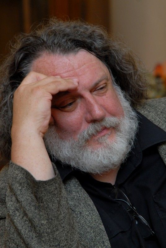 Se synem významného malíře, grafika a jednoho ze zakladatelů průmyslového designu Ladislava Sutnara se dnes (1.7.2011) odpoledne setkal primátor Martin Baxa a jeho náměstkyně Eva Herinková.
Radoslav Sutnar žije v USA a po roce 1990 pravidelně navštěvuje jednou až dvakrát ročně Českou republiku. Spolupracuje s Uměleckoprůmyslovým muzeem v Praze a jeho ředitelkou Helenou Koenigsmarkovou. Vstřícnost prokazuje také Ústavu umění a designu Západočeské univerzity v Plzni. Původní Univerzitní galerie nese od května letošního roku jméno jeho otce a plzeňského rodáka Ladislava Sutnara.
„Je to pro mne radost, že se mohu vracet do města, kde se můj otec narodil,“ prohlásil při  setkání Radoslav Sutnar.
Primátor Martin Baxa ocenil Sutnarovu nabídku uspořádat velkou výstavu studentských prací v Praze a jeho snahu zapojit se do projektu Evropské hlavní město kultury 2015.

Ladislav Sutnar se narodil 9. listopadu 1897 v Plzni a žil zde do roku 1915. Od roku 1939 pobýval v USA, kde se uplatnil i jako výtvarný manažer. P