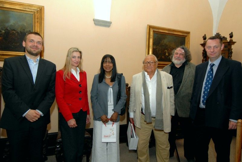 Se synem významného malíře, grafika a jednoho ze zakladatelů průmyslového designu Ladislava Sutnara se dnes (1.7.2011) odpoledne setkal primátor Martin Baxa a jeho náměstkyně Eva Herinková.
Radoslav Sutnar žije v USA a po roce 1990 pravidelně navštěvuje jednou až dvakrát ročně Českou republiku. Spolupracuje s Uměleckoprůmyslovým muzeem v Praze a jeho ředitelkou Helenou Koenigsmarkovou. Vstřícnost prokazuje také Ústavu umění a designu Západočeské univerzity v Plzni. Původní Univerzitní galerie nese od května letošního roku jméno jeho otce a plzeňského rodáka Ladislava Sutnara.
„Je to pro mne radost, že se mohu vracet do města, kde se můj otec narodil,“ prohlásil při  setkání Radoslav Sutnar.
Primátor Martin Baxa ocenil Sutnarovu nabídku uspořádat velkou výstavu studentských prací v Praze a jeho snahu zapojit se do projektu Evropské hlavní město kultury 2015.

Ladislav Sutnar se narodil 9. listopadu 1897 v Plzni a žil zde do roku 1915. Od roku 1939 pobýval v USA, kde se uplatnil i jako výtvarný manažer. P