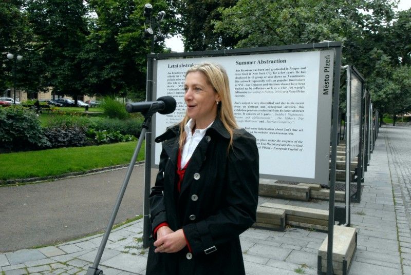 Dvacet jedna velkoformátových fotografií pod názvem Letní abstrakce představuje tvorbu českého umělce Jana Krasňana. Jeho fotografické umění si mohou návštěvníci prohlédnout v nejnovějších sériích s označením „Buddhovy noční můry, sny a halucinace“, „Stvořitelův výlet Multiversem“ a „Marťanská konspirace“ ve Smetanových sadech před Studijní a vědeckou knihovnou PK. Výstava potrvá do 14. srpna 2011.