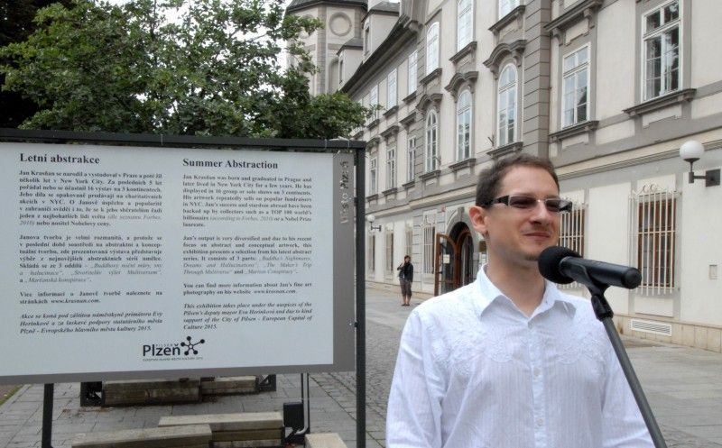 Dvacet jedna velkoformátových fotografií pod názvem Letní abstrakce představuje tvorbu českého umělce Jana Krasňana. Jeho fotografické umění si mohou návštěvníci prohlédnout v nejnovějších sériích s označením „Buddhovy noční můry, sny a halucinace“, „Stvořitelův výlet Multiversem“ a „Marťanská konspirace“ ve Smetanových sadech před Studijní a vědeckou knihovnou PK. Výstava potrvá do 14. srpna 2011.