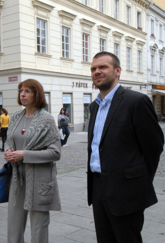 Dvacet jedna velkoformátových fotografií pod názvem Letní abstrakce představuje tvorbu českého umělce Jana Krasňana. Jeho fotografické umění si mohou návštěvníci prohlédnout v nejnovějších sériích s označením „Buddhovy noční můry, sny a halucinace“, „Stvořitelův výlet Multiversem“ a „Marťanská konspirace“ ve Smetanových sadech před Studijní a vědeckou knihovnou PK. Výstava potrvá do 14. srpna 2011.