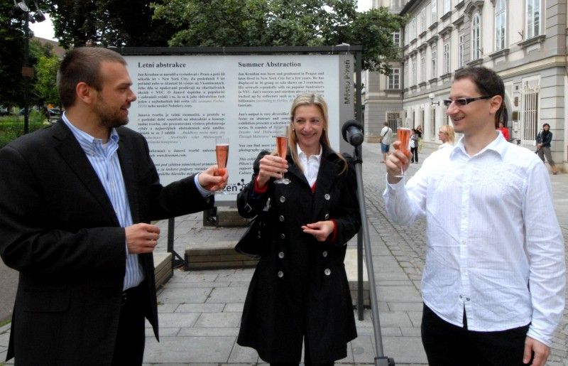 Dvacet jedna velkoformátových fotografií pod názvem Letní abstrakce představuje tvorbu českého umělce Jana Krasňana. Jeho fotografické umění si mohou návštěvníci prohlédnout v nejnovějších sériích s označením „Buddhovy noční můry, sny a halucinace“, „Stvořitelův výlet Multiversem“ a „Marťanská konspirace“ ve Smetanových sadech před Studijní a vědeckou knihovnou PK. Výstava potrvá do 14. srpna 2011.