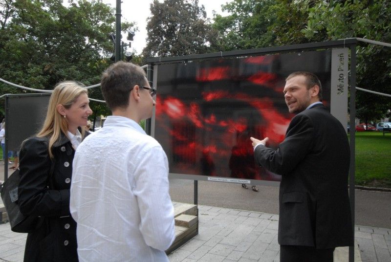 Dvacet jedna velkoformátových fotografií pod názvem Letní abstrakce představuje tvorbu českého umělce Jana Krasňana. Jeho fotografické umění si mohou návštěvníci prohlédnout v nejnovějších sériích s označením „Buddhovy noční můry, sny a halucinace“, „Stvořitelův výlet Multiversem“ a „Marťanská konspirace“ ve Smetanových sadech před Studijní a vědeckou knihovnou PK. Výstava potrvá do 14. srpna 2011.