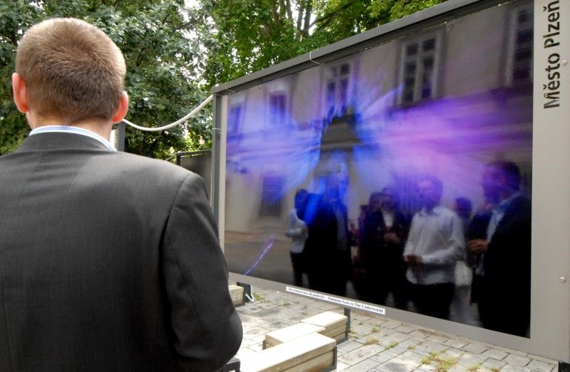 Dvacet jedna velkoformátových fotografií pod názvem Letní abstrakce představuje tvorbu českého umělce Jana Krasňana. Jeho fotografické umění si mohou návštěvníci prohlédnout v nejnovějších sériích s označením „Buddhovy noční můry, sny a halucinace“, „Stvořitelův výlet Multiversem“ a „Marťanská konspirace“ ve Smetanových sadech před Studijní a vědeckou knihovnou PK. Výstava potrvá do 14. srpna 2011.