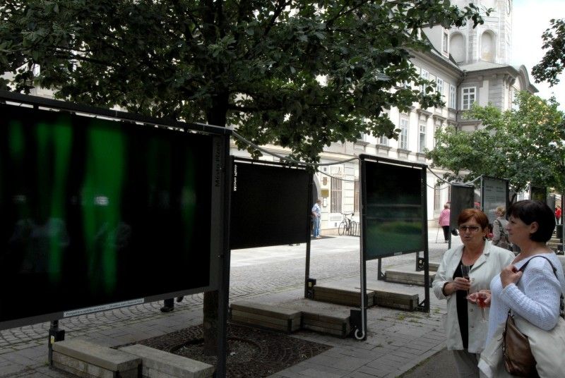 Dvacet jedna velkoformátových fotografií pod názvem Letní abstrakce představuje tvorbu českého umělce Jana Krasňana. Jeho fotografické umění si mohou návštěvníci prohlédnout v nejnovějších sériích s označením „Buddhovy noční můry, sny a halucinace“, „Stvořitelův výlet Multiversem“ a „Marťanská konspirace“ ve Smetanových sadech před Studijní a vědeckou knihovnou PK. Výstava potrvá do 14. srpna 2011.