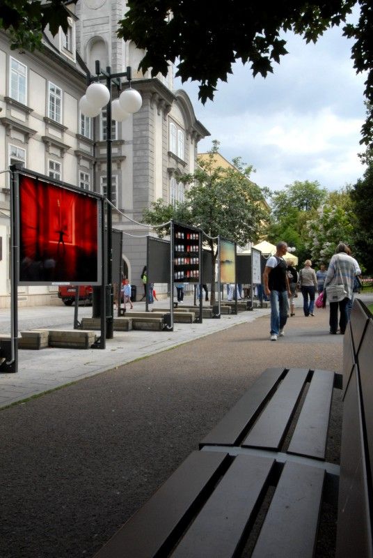 Dvacet jedna velkoformátových fotografií pod názvem Letní abstrakce představuje tvorbu českého umělce Jana Krasňana. Jeho fotografické umění si mohou návštěvníci prohlédnout v nejnovějších sériích s označením „Buddhovy noční můry, sny a halucinace“, „Stvořitelův výlet Multiversem“ a „Marťanská konspirace“ ve Smetanových sadech před Studijní a vědeckou knihovnou PK. Výstava potrvá do 14. srpna 2011.