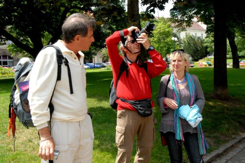 Dvacet jedna velkoformátových fotografií pod názvem Letní abstrakce představuje tvorbu českého umělce Jana Krasňana. Jeho fotografické umění si mohou návštěvníci prohlédnout v nejnovějších sériích s označením „Buddhovy noční můry, sny a halucinace“, „Stvořitelův výlet Multiversem“ a „Marťanská konspirace“ ve Smetanových sadech před Studijní a vědeckou knihovnou PK. Výstava potrvá do 14. srpna 2011.
