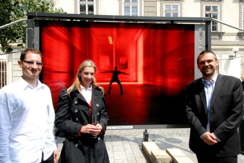 Dvacet jedna velkoformátových fotografií pod názvem Letní abstrakce představuje tvorbu českého umělce Jana Krasňana. Jeho fotografické umění si mohou návštěvníci prohlédnout v nejnovějších sériích s označením „Buddhovy noční můry, sny a halucinace“, „Stvořitelův výlet Multiversem“ a „Marťanská konspirace“ ve Smetanových sadech před Studijní a vědeckou knihovnou PK. Výstava potrvá do 14. srpna 2011.