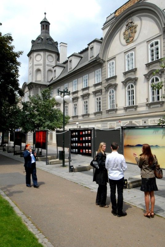 Dvacet jedna velkoformátových fotografií pod názvem Letní abstrakce představuje tvorbu českého umělce Jana Krasňana. Jeho fotografické umění si mohou návštěvníci prohlédnout v nejnovějších sériích s označením „Buddhovy noční můry, sny a halucinace“, „Stvořitelův výlet Multiversem“ a „Marťanská konspirace“ ve Smetanových sadech před Studijní a vědeckou knihovnou PK. Výstava potrvá do 14. srpna 2011.