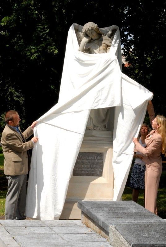 Pomník, který je součástí hrobu Josefa Kajetána Tyla na Mikulášském hřbitově byl komplexně zrestaurován. Odborníci jej zakonzerovovali, uložili do depozitáře a nahradili jej kopií, která byla slavnostně odhalena dnes 11. července 2011, v den, kdy si Plzeň připomíná 155. výročí od úmrtí tohoto významného českého dramatika a spisovatele.