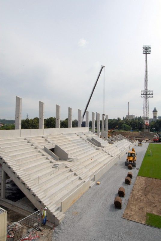 Odvetu s Jerevanem odehraje FC Viktoria na domácím hřišti

Hřiště posunuté blíž k hlavní tribuně s novým trávníkem, rozestavěné betonové tribuny za oběma brankami. Takový je stav přestavby stadionu ve Štruncových sadech z víceúčelového na ryze fotbalový.

V úterý 19. července 2011 zde FC Viktoria odehraje druhý zápas v kvalifikaci Ligy mistrů s arménským týmem Pjunik Jerevan. Diváci budou jen na hlavní tribuně, kterou pořadatelé rozdělí pro příznivce domácích a hostů.