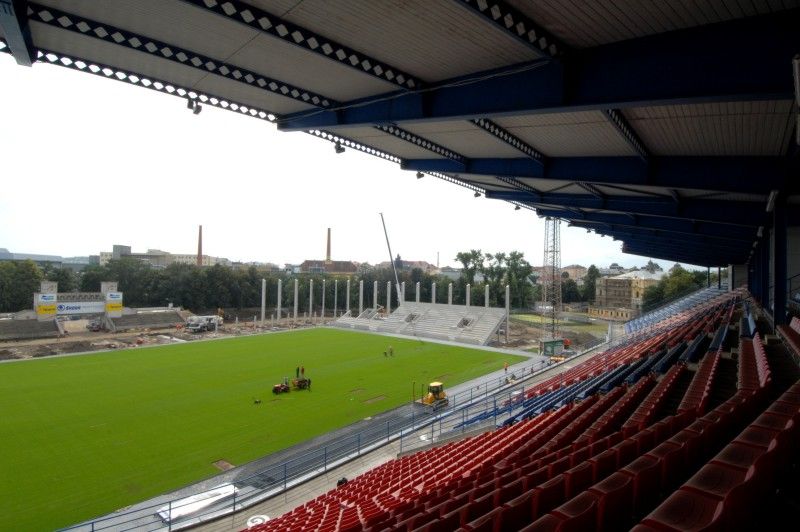 Odvetu s Jerevanem odehraje FC Viktoria na domácím hřišti

Hřiště posunuté blíž k hlavní tribuně s novým trávníkem, rozestavěné betonové tribuny za oběma brankami. Takový je stav přestavby stadionu ve Štruncových sadech z víceúčelového na ryze fotbalový.

V úterý 19. července 2011 zde FC Viktoria odehraje druhý zápas v kvalifikaci Ligy mistrů s arménským týmem Pjunik Jerevan. Diváci budou jen na hlavní tribuně, kterou pořadatelé rozdělí pro příznivce domácích a hostů.