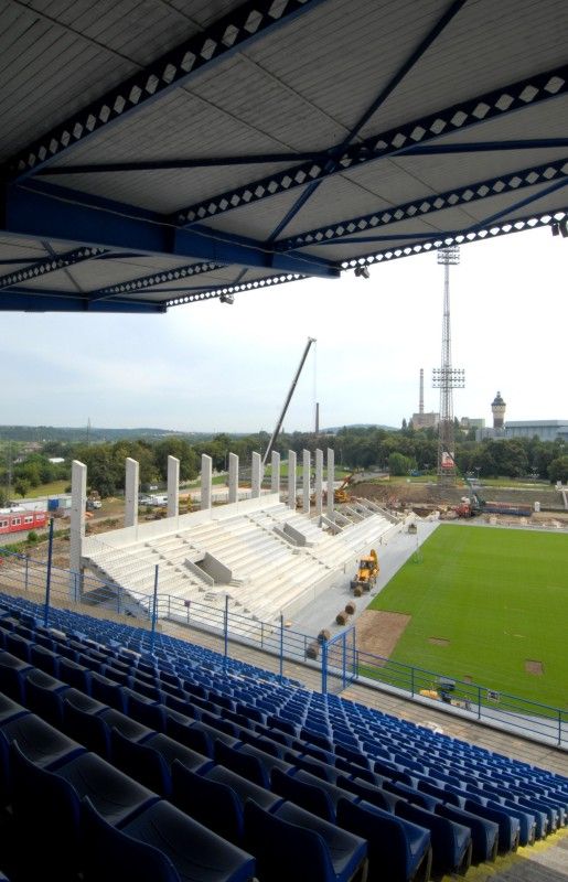 Odvetu s Jerevanem odehraje FC Viktoria na domácím hřišti

Hřiště posunuté blíž k hlavní tribuně s novým trávníkem, rozestavěné betonové tribuny za oběma brankami. Takový je stav přestavby stadionu ve Štruncových sadech z víceúčelového na ryze fotbalový.

V úterý 19. července 2011 zde FC Viktoria odehraje druhý zápas v kvalifikaci Ligy mistrů s arménským týmem Pjunik Jerevan. Diváci budou jen na hlavní tribuně, kterou pořadatelé rozdělí pro příznivce domácích a hostů.