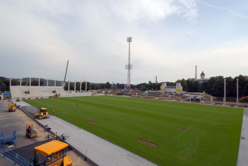 Odvetu s Jerevanem odehraje FC Viktoria na domácím hřišti

Hřiště posunuté blíž k hlavní tribuně s novým trávníkem, rozestavěné betonové tribuny za oběma brankami. Takový je stav přestavby stadionu ve Štruncových sadech z víceúčelového na ryze fotbalový.

V úterý 19. července 2011 zde FC Viktoria odehraje druhý zápas v kvalifikaci Ligy mistrů s arménským týmem Pjunik Jerevan. Diváci budou jen na hlavní tribuně, kterou pořadatelé rozdělí pro příznivce domácích a hostů.