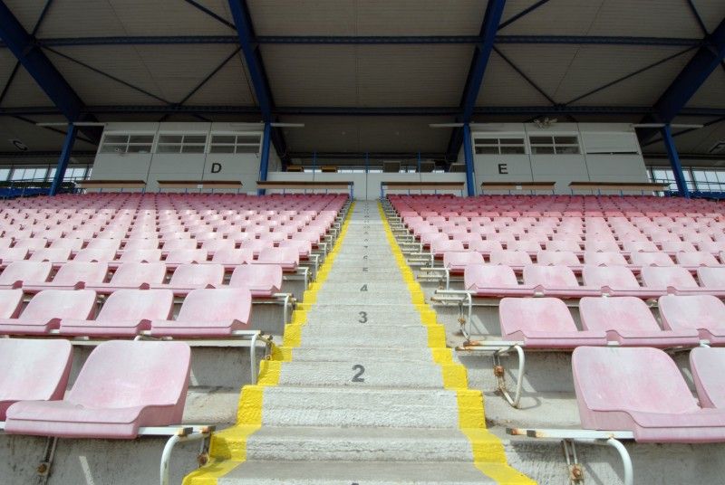 Odvetu s Jerevanem odehraje FC Viktoria na domácím hřišti

Hřiště posunuté blíž k hlavní tribuně s novým trávníkem, rozestavěné betonové tribuny za oběma brankami. Takový je stav přestavby stadionu ve Štruncových sadech z víceúčelového na ryze fotbalový.

V úterý 19. července 2011 zde FC Viktoria odehraje druhý zápas v kvalifikaci Ligy mistrů s arménským týmem Pjunik Jerevan. Diváci budou jen na hlavní tribuně, kterou pořadatelé rozdělí pro příznivce domácích a hostů.