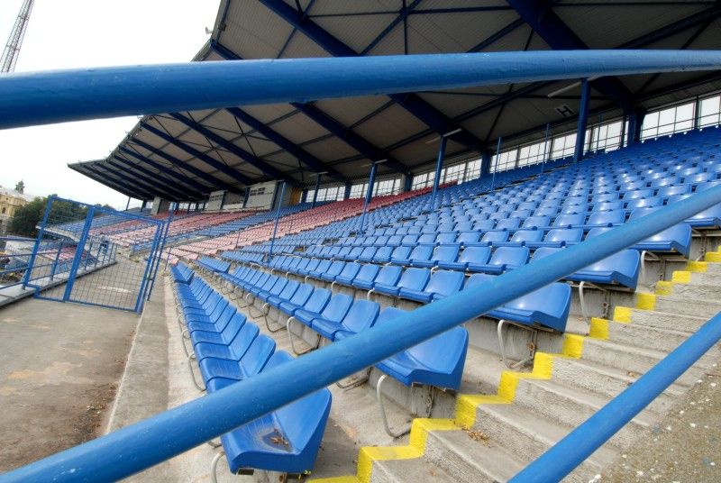 Odvetu s Jerevanem odehraje FC Viktoria na domácím hřišti

Hřiště posunuté blíž k hlavní tribuně s novým trávníkem, rozestavěné betonové tribuny za oběma brankami. Takový je stav přestavby stadionu ve Štruncových sadech z víceúčelového na ryze fotbalový.

V úterý 19. července 2011 zde FC Viktoria odehraje druhý zápas v kvalifikaci Ligy mistrů s arménským týmem Pjunik Jerevan. Diváci budou jen na hlavní tribuně, kterou pořadatelé rozdělí pro příznivce domácích a hostů.