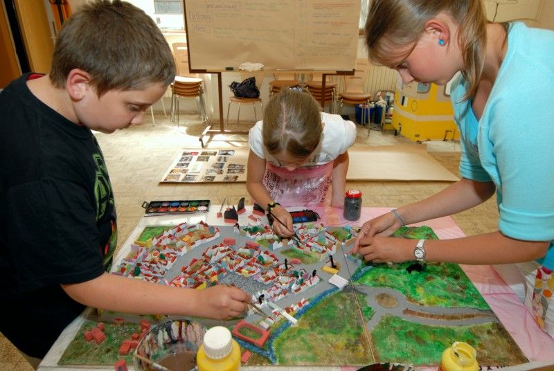 Jak by mělo fungovat kulturní centrum, představí v srpnu 2011 šest plzeňských dětí v německém Regensburgu. Přípravu zahájily už nyní. Tři dny vymýšlely podobu a činnost, aby byly úspěšné v projektu Mini-Regensburg, jehož třetí ročník letos tamní městská správa pořádá.

Projekt Kinderspielstadt patří k nejznámějším kulturně-výchovným projektům v Německu. Dětem ve věku od 7 do 15 let umožňuje v průběhu prázdnin seznámit se hravou formou se životem a chodem skutečného města se všemi jeho funkcemi. „Je to hra na město se vším, co ve skutečnosti k městu patří a co jej vytváří, jako například je městský úřad, univerzita, pracovní úřad, banka, řemeslné dílny, nemocnice, pošta, cestovní kancelář, restaurace, kino, rozhlasové studio. Děti mají možnost pracovat v nejrůznějších povoláních. Mohou studovat, spravovat město, zakládat vlastní živnosti nebo politické strany,“ vysvětluje Lenka Hubáčková z občanského sdružení TRK.