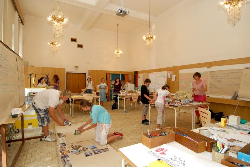 Jak by mělo fungovat kulturní centrum, představí v srpnu 2011 šest plzeňských dětí v německém Regensburgu. Přípravu zahájily už nyní. Tři dny vymýšlely podobu a činnost, aby byly úspěšné v projektu Mini-Regensburg, jehož třetí ročník letos tamní městská správa pořádá.

Projekt Kinderspielstadt patří k nejznámějším kulturně-výchovným projektům v Německu. Dětem ve věku od 7 do 15 let umožňuje v průběhu prázdnin seznámit se hravou formou se životem a chodem skutečného města se všemi jeho funkcemi. „Je to hra na město se vším, co ve skutečnosti k městu patří a co jej vytváří, jako například je městský úřad, univerzita, pracovní úřad, banka, řemeslné dílny, nemocnice, pošta, cestovní kancelář, restaurace, kino, rozhlasové studio. Děti mají možnost pracovat v nejrůznějších povoláních. Mohou studovat, spravovat město, zakládat vlastní živnosti nebo politické strany,“ vysvětluje Lenka Hubáčková z občanského sdružení TRK.