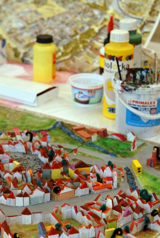 Jak by mělo fungovat kulturní centrum, představí v srpnu 2011 šest plzeňských dětí v německém Regensburgu. Přípravu zahájily už nyní. Tři dny vymýšlely podobu a činnost, aby byly úspěšné v projektu Mini-Regensburg, jehož třetí ročník letos tamní městská správa pořádá.

Projekt Kinderspielstadt patří k nejznámějším kulturně-výchovným projektům v Německu. Dětem ve věku od 7 do 15 let umožňuje v průběhu prázdnin seznámit se hravou formou se životem a chodem skutečného města se všemi jeho funkcemi. „Je to hra na město se vším, co ve skutečnosti k městu patří a co jej vytváří, jako například je městský úřad, univerzita, pracovní úřad, banka, řemeslné dílny, nemocnice, pošta, cestovní kancelář, restaurace, kino, rozhlasové studio. Děti mají možnost pracovat v nejrůznějších povoláních. Mohou studovat, spravovat město, zakládat vlastní živnosti nebo politické strany,“ vysvětluje Lenka Hubáčková z občanského sdružení TRK.