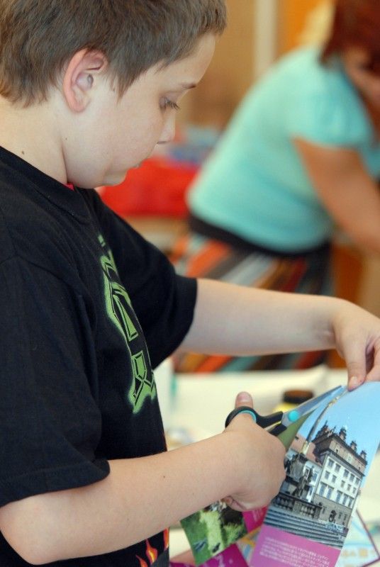 Jak by mělo fungovat kulturní centrum, představí v srpnu 2011 šest plzeňských dětí v německém Regensburgu. Přípravu zahájily už nyní. Tři dny vymýšlely podobu a činnost, aby byly úspěšné v projektu Mini-Regensburg, jehož třetí ročník letos tamní městská správa pořádá.

Projekt Kinderspielstadt patří k nejznámějším kulturně-výchovným projektům v Německu. Dětem ve věku od 7 do 15 let umožňuje v průběhu prázdnin seznámit se hravou formou se životem a chodem skutečného města se všemi jeho funkcemi. „Je to hra na město se vším, co ve skutečnosti k městu patří a co jej vytváří, jako například je městský úřad, univerzita, pracovní úřad, banka, řemeslné dílny, nemocnice, pošta, cestovní kancelář, restaurace, kino, rozhlasové studio. Děti mají možnost pracovat v nejrůznějších povoláních. Mohou studovat, spravovat město, zakládat vlastní živnosti nebo politické strany,“ vysvětluje Lenka Hubáčková z občanského sdružení TRK.