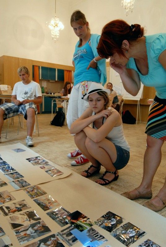 Jak by mělo fungovat kulturní centrum, představí v srpnu 2011 šest plzeňských dětí v německém Regensburgu. Přípravu zahájily už nyní. Tři dny vymýšlely podobu a činnost, aby byly úspěšné v projektu Mini-Regensburg, jehož třetí ročník letos tamní městská správa pořádá.

Projekt Kinderspielstadt patří k nejznámějším kulturně-výchovným projektům v Německu. Dětem ve věku od 7 do 15 let umožňuje v průběhu prázdnin seznámit se hravou formou se životem a chodem skutečného města se všemi jeho funkcemi. „Je to hra na město se vším, co ve skutečnosti k městu patří a co jej vytváří, jako například je městský úřad, univerzita, pracovní úřad, banka, řemeslné dílny, nemocnice, pošta, cestovní kancelář, restaurace, kino, rozhlasové studio. Děti mají možnost pracovat v nejrůznějších povoláních. Mohou studovat, spravovat město, zakládat vlastní živnosti nebo politické strany,“ vysvětluje Lenka Hubáčková z občanského sdružení TRK.