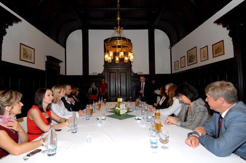 Pilsner Urquell se stane oficiálním partnerem projektu Evropské hlavní město kultury. Titul prestižní evropské soutěže, jejímž smyslem je především podpora kulturní spolupráce a pomoc při ochraně a rozvoji kulturního bohatství, získala Plzeň pro rok 2015. Značka Pilsner Urquell má podpořit projekt na základě prohlášení o spolupráci mezi městem Plzeň a Plzeňským Prazdrojem. Prohlášení dnes (14.7.2011) podepsali primátor Martin Baxa a generální ředitel společnosti Plzeňský Prazdroj Douglas Brodman.