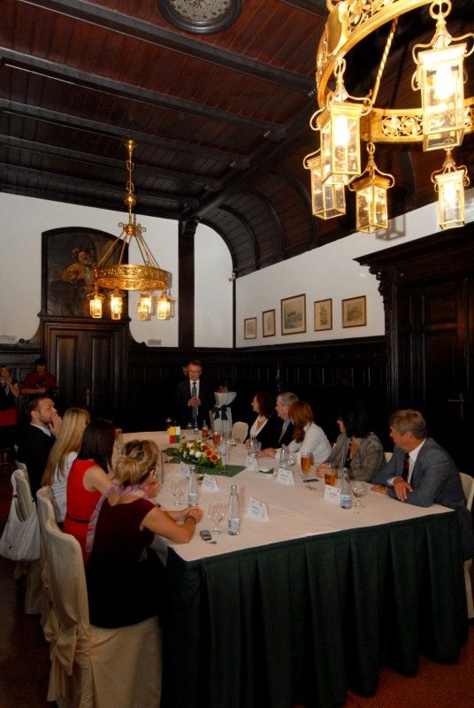 Pilsner Urquell se stane oficiálním partnerem projektu Evropské hlavní město kultury. Titul prestižní evropské soutěže, jejímž smyslem je především podpora kulturní spolupráce a pomoc při ochraně a rozvoji kulturního bohatství, získala Plzeň pro rok 2015. Značka Pilsner Urquell má podpořit projekt na základě prohlášení o spolupráci mezi městem Plzeň a Plzeňským Prazdrojem. Prohlášení dnes (14.7.2011) podepsali primátor Martin Baxa a generální ředitel společnosti Plzeňský Prazdroj Douglas Brodman.