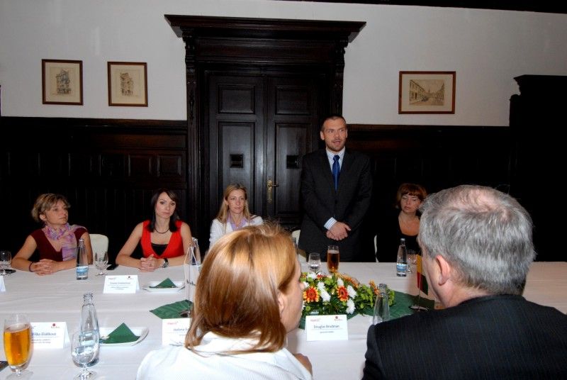 Pilsner Urquell se stane oficiálním partnerem projektu Evropské hlavní město kultury. Titul prestižní evropské soutěže, jejímž smyslem je především podpora kulturní spolupráce a pomoc při ochraně a rozvoji kulturního bohatství, získala Plzeň pro rok 2015. Značka Pilsner Urquell má podpořit projekt na základě prohlášení o spolupráci mezi městem Plzeň a Plzeňským Prazdrojem. Prohlášení dnes (14.7.2011) podepsali primátor Martin Baxa a generální ředitel společnosti Plzeňský Prazdroj Douglas Brodman.