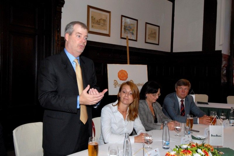 Pilsner Urquell se stane oficiálním partnerem projektu Evropské hlavní město kultury. Titul prestižní evropské soutěže, jejímž smyslem je především podpora kulturní spolupráce a pomoc při ochraně a rozvoji kulturního bohatství, získala Plzeň pro rok 2015. Značka Pilsner Urquell má podpořit projekt na základě prohlášení o spolupráci mezi městem Plzeň a Plzeňským Prazdrojem. Prohlášení dnes (14.7.2011) podepsali primátor Martin Baxa a generální ředitel společnosti Plzeňský Prazdroj Douglas Brodman.