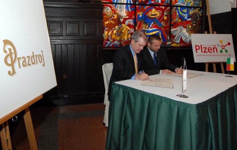 Pilsner Urquell se stane oficiálním partnerem projektu Evropské hlavní město kultury. Titul prestižní evropské soutěže, jejímž smyslem je především podpora kulturní spolupráce a pomoc při ochraně a rozvoji kulturního bohatství, získala Plzeň pro rok 2015. Značka Pilsner Urquell má podpořit projekt na základě prohlášení o spolupráci mezi městem Plzeň a Plzeňským Prazdrojem. Prohlášení dnes (14.7.2011) podepsali primátor Martin Baxa a generální ředitel společnosti Plzeňský Prazdroj Douglas Brodman.