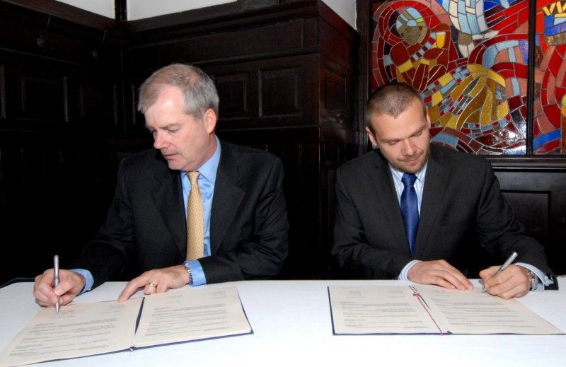 Pilsner Urquell se stane oficiálním partnerem projektu Evropské hlavní město kultury. Titul prestižní evropské soutěže, jejímž smyslem je především podpora kulturní spolupráce a pomoc při ochraně a rozvoji kulturního bohatství, získala Plzeň pro rok 2015. Značka Pilsner Urquell má podpořit projekt na základě prohlášení o spolupráci mezi městem Plzeň a Plzeňským Prazdrojem. Prohlášení dnes (14.7.2011) podepsali primátor Martin Baxa a generální ředitel společnosti Plzeňský Prazdroj Douglas Brodman.