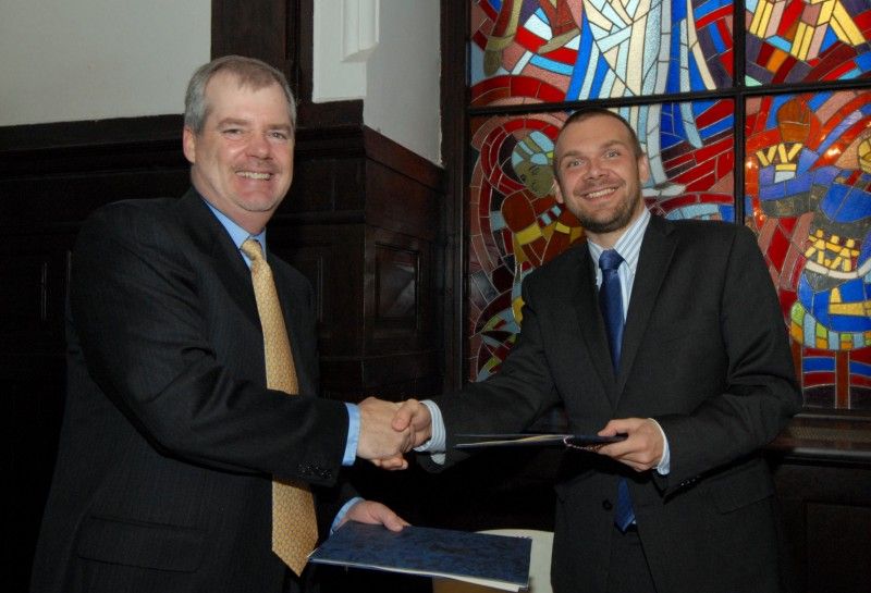 Pilsner Urquell se stane oficiálním partnerem projektu Evropské hlavní město kultury. Titul prestižní evropské soutěže, jejímž smyslem je především podpora kulturní spolupráce a pomoc při ochraně a rozvoji kulturního bohatství, získala Plzeň pro rok 2015. Značka Pilsner Urquell má podpořit projekt na základě prohlášení o spolupráci mezi městem Plzeň a Plzeňským Prazdrojem. Prohlášení dnes (14.7.2011) podepsali primátor Martin Baxa a generální ředitel společnosti Plzeňský Prazdroj Douglas Brodman.