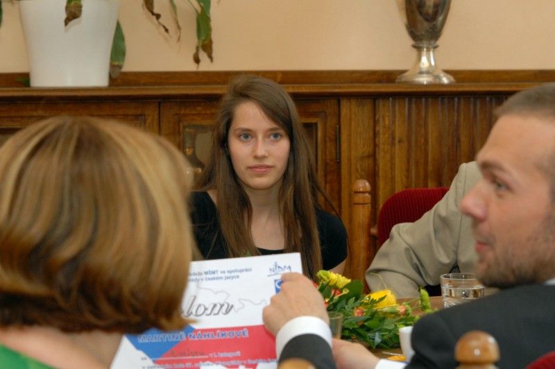 Gymnazistka Martina Náhlíková se na konci června letošního roku (15.7.2011) stala vítězkou v národním kole olympiády v českém jazyce.