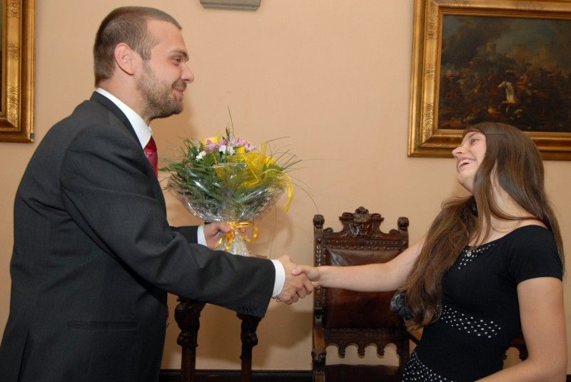 Gymnazistka Martina Náhlíková se na konci června letošního roku (15.7.2011) stala vítězkou v národním kole olympiády v českém jazyce.