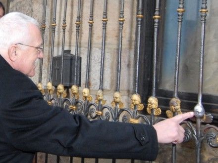 Další směr procházky městem vedl kolem andělíčka Dřevěnou ulicí k hotelu U Zvonu