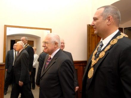 Přechod prezidenta ČR a primátora města z obřadní síně do místa konání tiskové konference