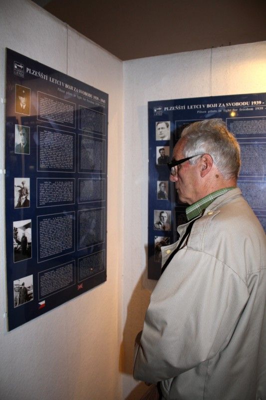 Dnes odpoledne (15.7.2011) byla v mázhauzu plzeňské radnice slavnostně zahájena primátorem Martinem Baxou výstava mapující život známého letce a rovněž dalších devětaosmdesáti plzeňských letců, účastníků boje za svobodu v letech 1938 až 1945. (Foto: Z. Kubalová)