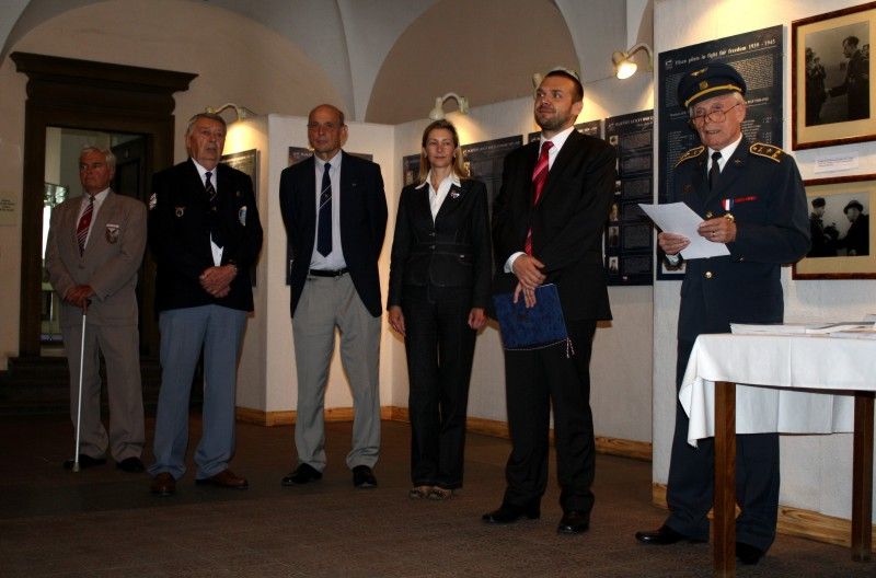 Dnes odpoledne (15.7.2011) byla v mázhauzu plzeňské radnice slavnostně zahájena primátorem Martinem Baxou výstava mapující život známého letce a rovněž dalších devětaosmdesáti plzeňských letců, účastníků boje za svobodu v letech 1938 až 1945. (Foto: Z. Kubalová)