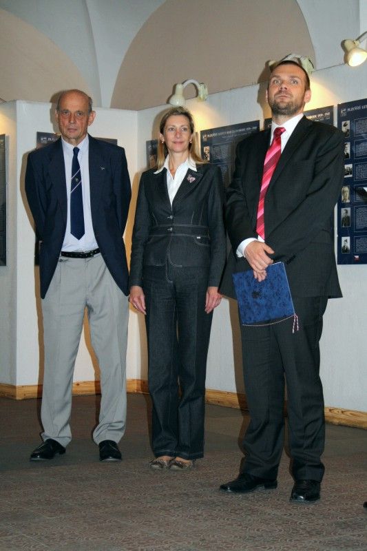 Dnes odpoledne (15.7.2011) byla v mázhauzu plzeňské radnice slavnostně zahájena primátorem Martinem Baxou výstava mapující život známého letce a rovněž dalších devětaosmdesáti plzeňských letců, účastníků boje za svobodu v letech 1938 až 1945. (Foto: Z. Kubalová)