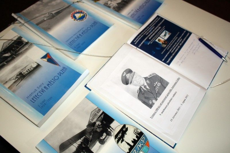 Dnes odpoledne (15.7.2011) byla v mázhauzu plzeňské radnice slavnostně zahájena primátorem Martinem Baxou výstava mapující život známého letce a rovněž dalších devětaosmdesáti plzeňských letců, účastníků boje za svobodu v letech 1938 až 1945. (Foto: Z. Kubalová)