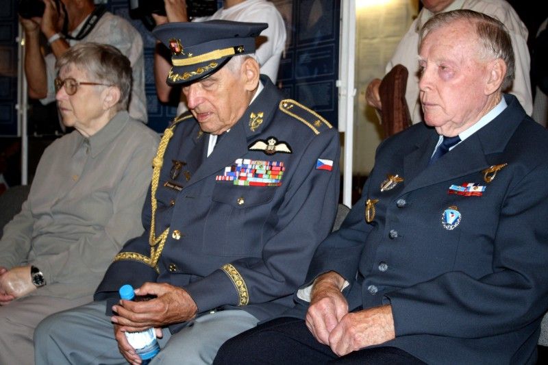 Dnes odpoledne (15.7.2011) byla v mázhauzu plzeňské radnice slavnostně zahájena primátorem Martinem Baxou výstava mapující život známého letce a rovněž dalších devětaosmdesáti plzeňských letců, účastníků boje za svobodu v letech 1938 až 1945. (Foto: Z. Kubalová)