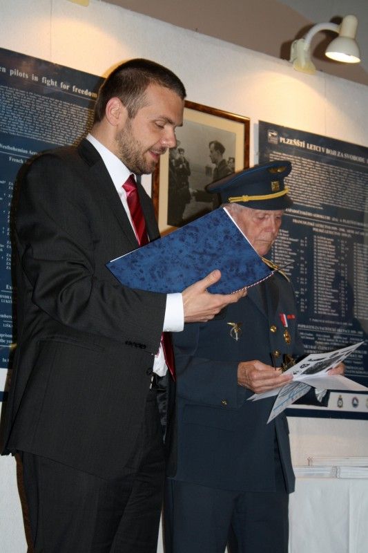 Dnes odpoledne (15.7.2011) byla v mázhauzu plzeňské radnice slavnostně zahájena primátorem Martinem Baxou výstava mapující život známého letce a rovněž dalších devětaosmdesáti plzeňských letců, účastníků boje za svobodu v letech 1938 až 1945. (Foto: Z. Kubalová)