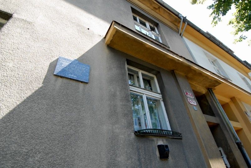 Slavnostní fanfáry v provedení Kapely 35. pěšího pluku zahájily (16.7.2011) vzpomínkový akt ke 100. nedožitým narozeninám generála Antonína Lišky, hrdiny druhé světové války, účastníka letecké bitvy o Británii, ale také pedagoga, spisovatele a čestného občana Plzně.

Vzpomínkový akt se uskutečnil před domem v Mánesově ul. 49, kde generál Liška se svojí rodinou žil.

„Všichni jsme lidé, žijeme své životy, prožíváme své osudy. Narodíme se a nevíme, co všechno nás čeká, co nás potká. Nic není předem dané, záleží jen na nás, jak si se svým životem poradíme, jak si poradíme se všemi životními nástrahami a výzvami. Někdo obstojí, někdo ne. Mohou nastat chvíle, kdy se před nás postaví skutečně velká a hluboká výzva, taková, jaká se postavila před generála Antonína Lišku v době II. světové války. Oproti mnoha jiným lidem Antonín Liška věděl, co má dělat, věděl, kde je jeho místo. Věděl to celý život a obstál,“ řekl primátor Martin Baxa při vzpomínce na život Antonína Lišky.

Položením květin pod pamětní desku u