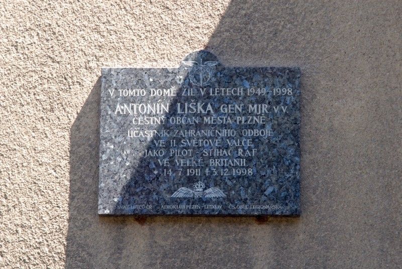Slavnostní fanfáry v provedení Kapely 35. pěšího pluku zahájily (16.7.2011) vzpomínkový akt ke 100. nedožitým narozeninám generála Antonína Lišky, hrdiny druhé světové války, účastníka letecké bitvy o Británii, ale také pedagoga, spisovatele a čestného občana Plzně.

Vzpomínkový akt se uskutečnil před domem v Mánesově ul. 49, kde generál Liška se svojí rodinou žil.

„Všichni jsme lidé, žijeme své životy, prožíváme své osudy. Narodíme se a nevíme, co všechno nás čeká, co nás potká. Nic není předem dané, záleží jen na nás, jak si se svým životem poradíme, jak si poradíme se všemi životními nástrahami a výzvami. Někdo obstojí, někdo ne. Mohou nastat chvíle, kdy se před nás postaví skutečně velká a hluboká výzva, taková, jaká se postavila před generála Antonína Lišku v době II. světové války. Oproti mnoha jiným lidem Antonín Liška věděl, co má dělat, věděl, kde je jeho místo. Věděl to celý život a obstál,“ řekl primátor Martin Baxa při vzpomínce na život Antonína Lišky.

Položením květin pod pamětní desku u