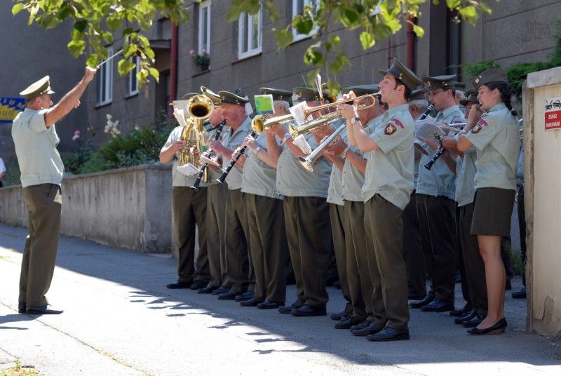 Slavnostní fanfáry v provedení Kapely 35. pěšího pluku zahájily (16.7.2011) vzpomínkový akt ke 100. nedožitým narozeninám generála Antonína Lišky, hrdiny druhé světové války, účastníka letecké bitvy o Británii, ale také pedagoga, spisovatele a čestného občana Plzně.

Vzpomínkový akt se uskutečnil před domem v Mánesově ul. 49, kde generál Liška se svojí rodinou žil.

„Všichni jsme lidé, žijeme své životy, prožíváme své osudy. Narodíme se a nevíme, co všechno nás čeká, co nás potká. Nic není předem dané, záleží jen na nás, jak si se svým životem poradíme, jak si poradíme se všemi životními nástrahami a výzvami. Někdo obstojí, někdo ne. Mohou nastat chvíle, kdy se před nás postaví skutečně velká a hluboká výzva, taková, jaká se postavila před generála Antonína Lišku v době II. světové války. Oproti mnoha jiným lidem Antonín Liška věděl, co má dělat, věděl, kde je jeho místo. Věděl to celý život a obstál,“ řekl primátor Martin Baxa při vzpomínce na život Antonína Lišky.

Položením květin pod pamětní desku u